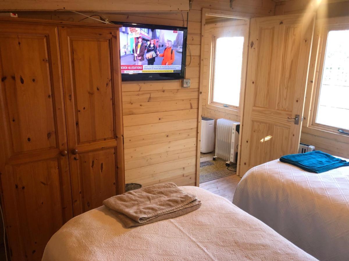 Cosy Garden Log Cabin Солсбери Экстерьер фото