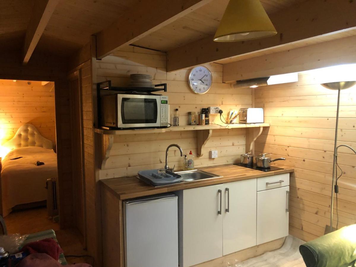 Cosy Garden Log Cabin Солсбери Экстерьер фото