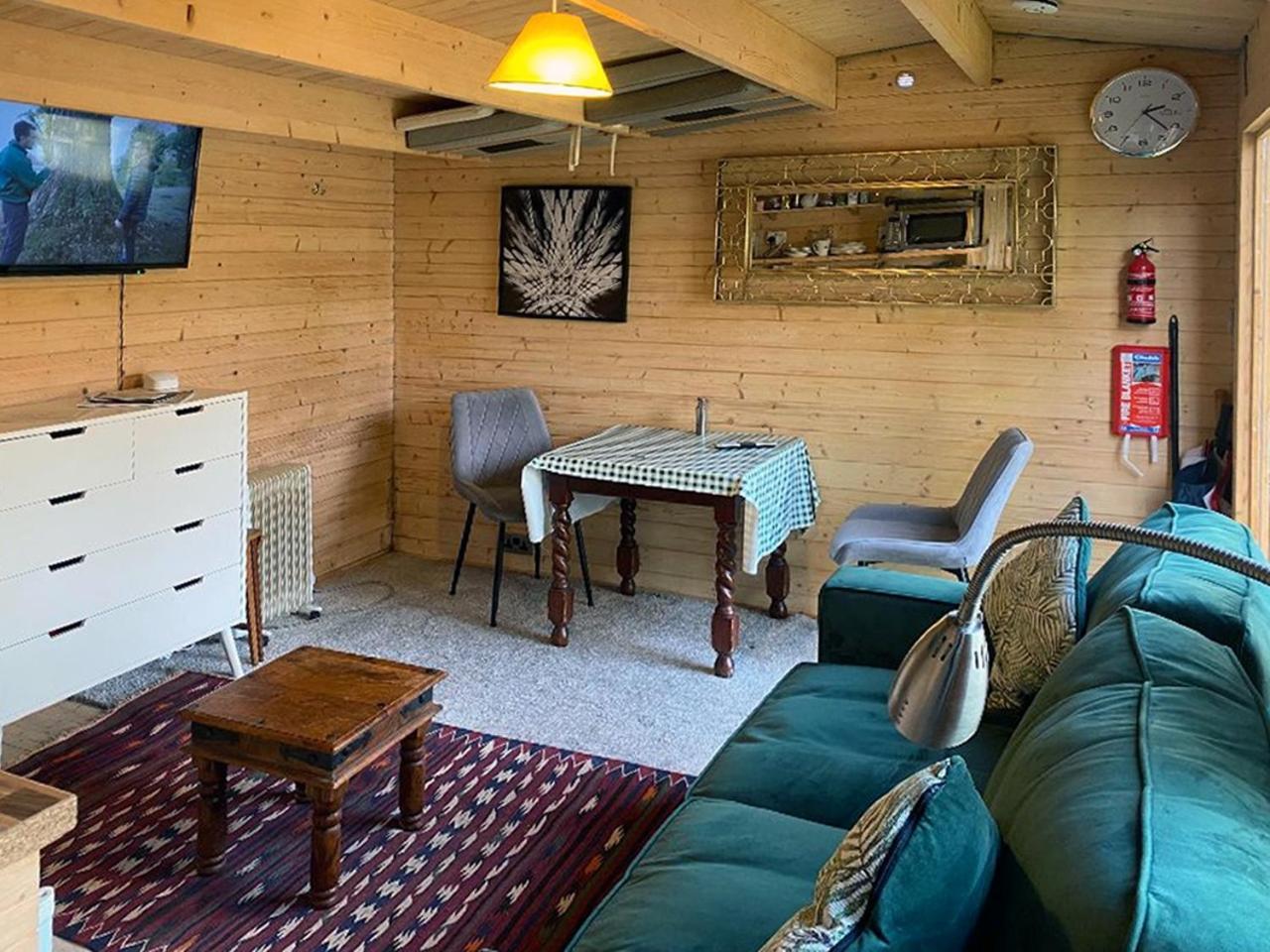 Cosy Garden Log Cabin Солсбери Экстерьер фото