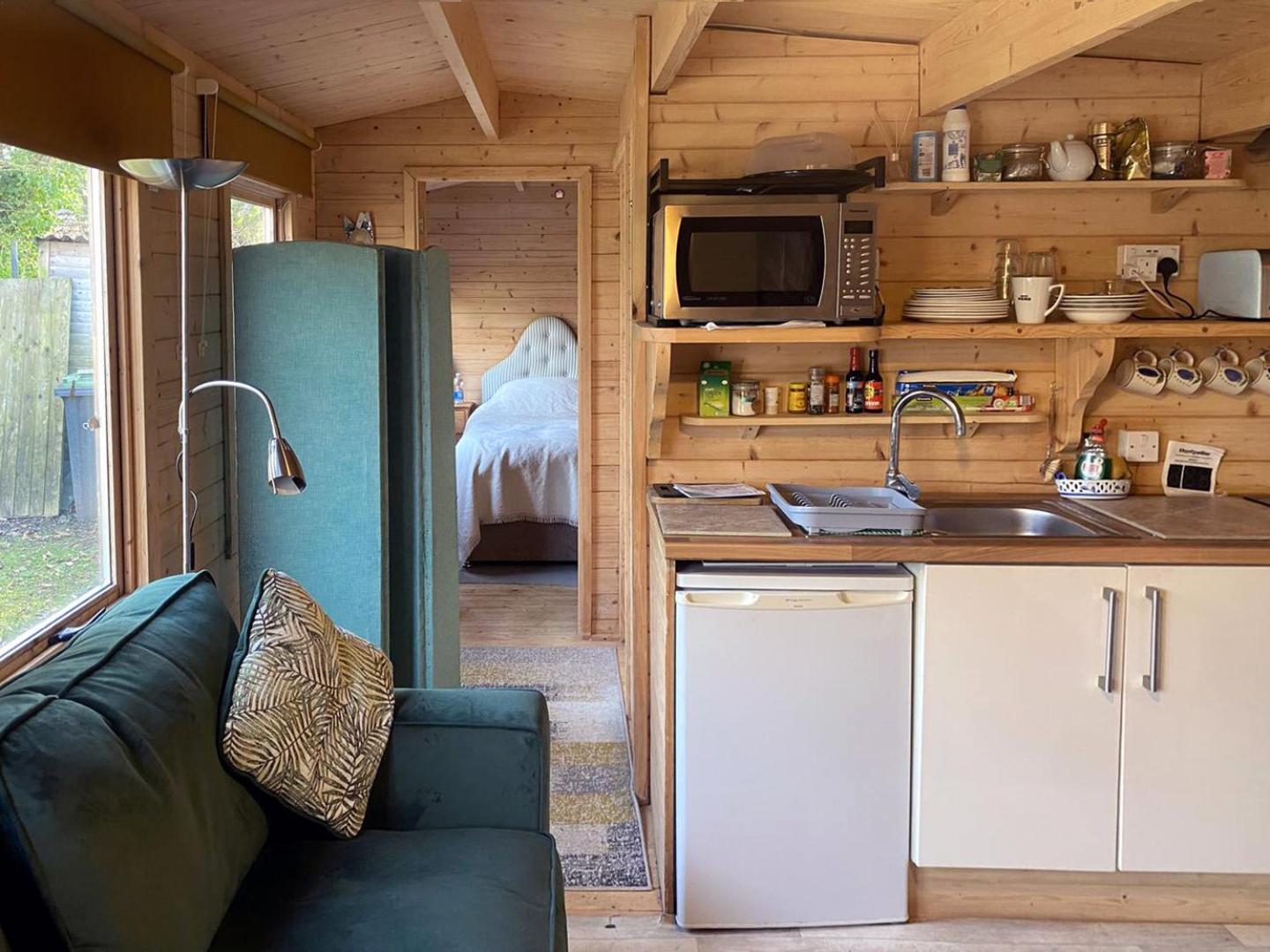Cosy Garden Log Cabin Солсбери Экстерьер фото
