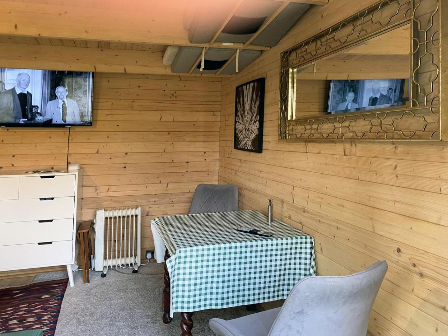 Cosy Garden Log Cabin Солсбери Экстерьер фото